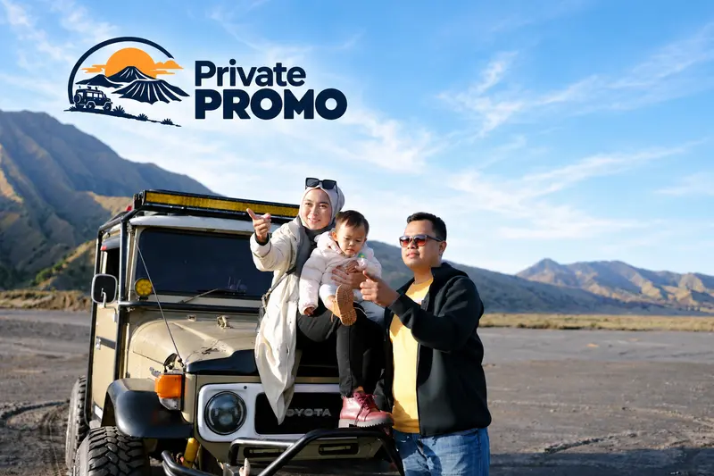 Keluarga bersama Jeep 4x4 saat perjalanan di Gunung Bromo