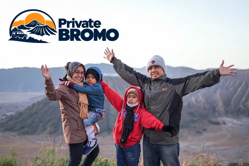 Keluarga berfoto di viewpoint Gunung Bromo