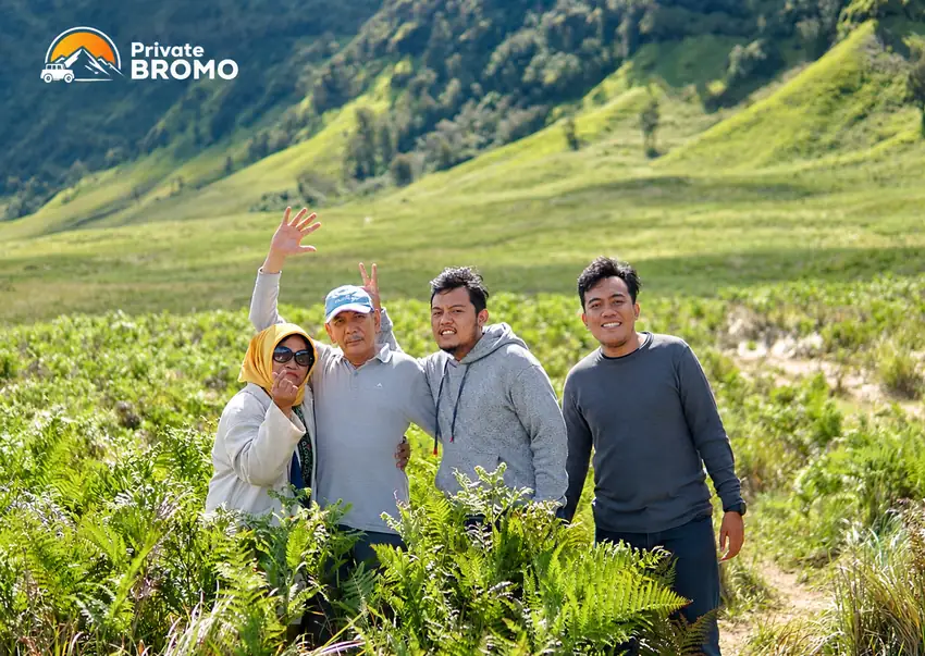 Rombongan berfoto di padang rumput kawasan Gunung Bromo