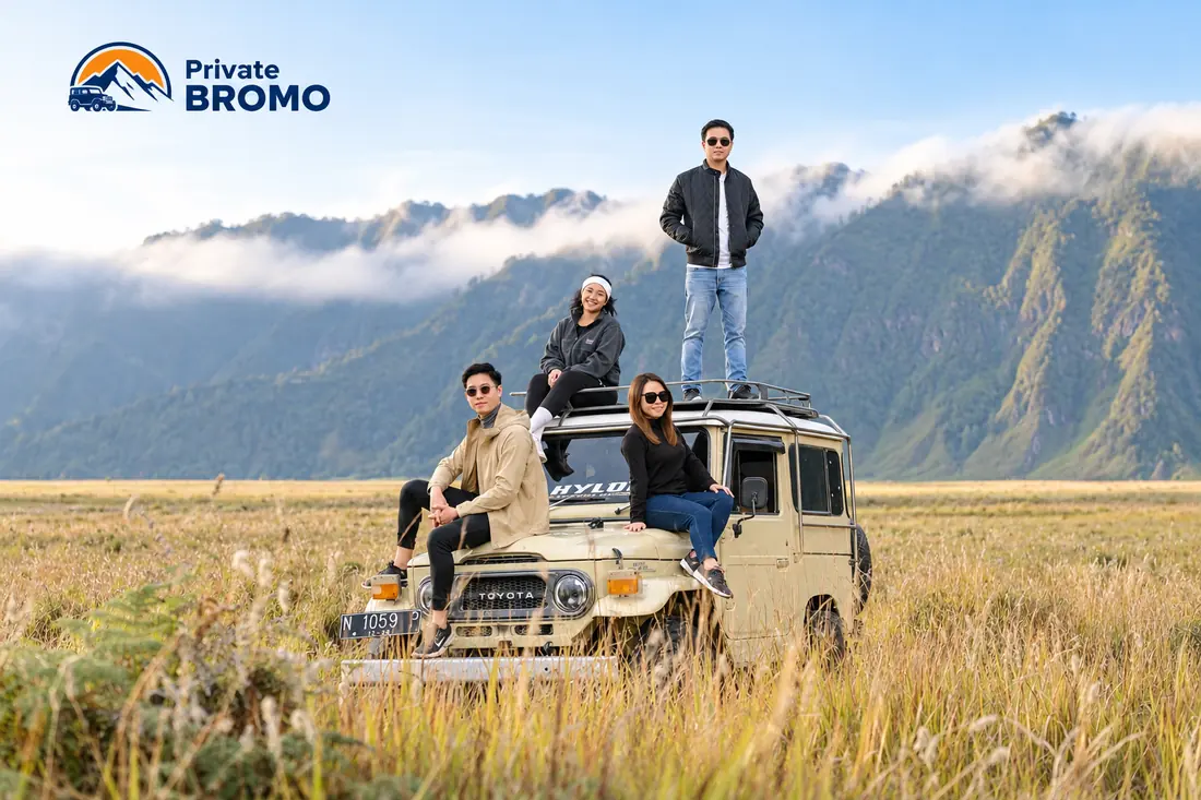 Rombongan teman berfoto di atas Jeep 4x4 di Gunung Bromo